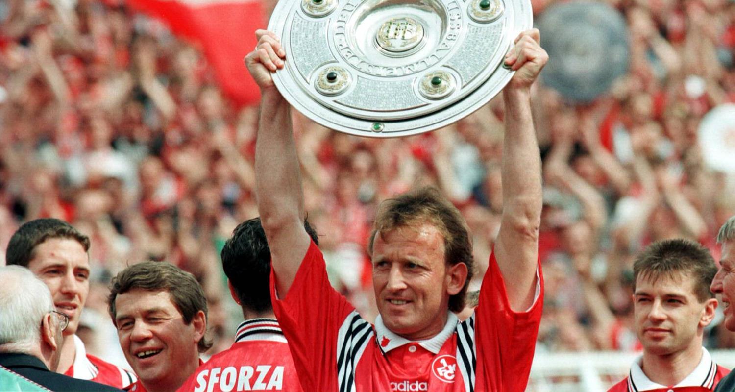 Andreas Brehme hält 1998 die Meisterschale hoch
