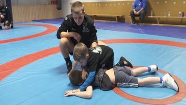 Maximus und Markijan lernen im Kindergarten spielerisch, worauf es beim Ringen ankommt.