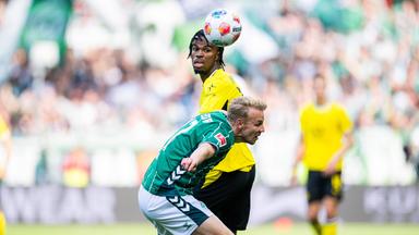 Marco Grüll (Bremen) mit Carney Chukwuemeka im Spiel der Bundesliga zwischen SV Werder Bremen und Borussia Dortmund.