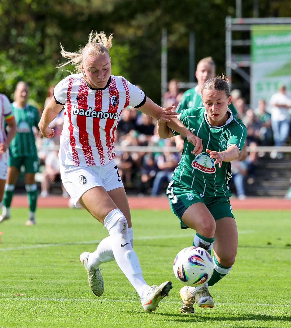 Tessa Blumenberg (SC Freiburg) und Sharon Beck (Werder Bremen) kämpfen um den Ball