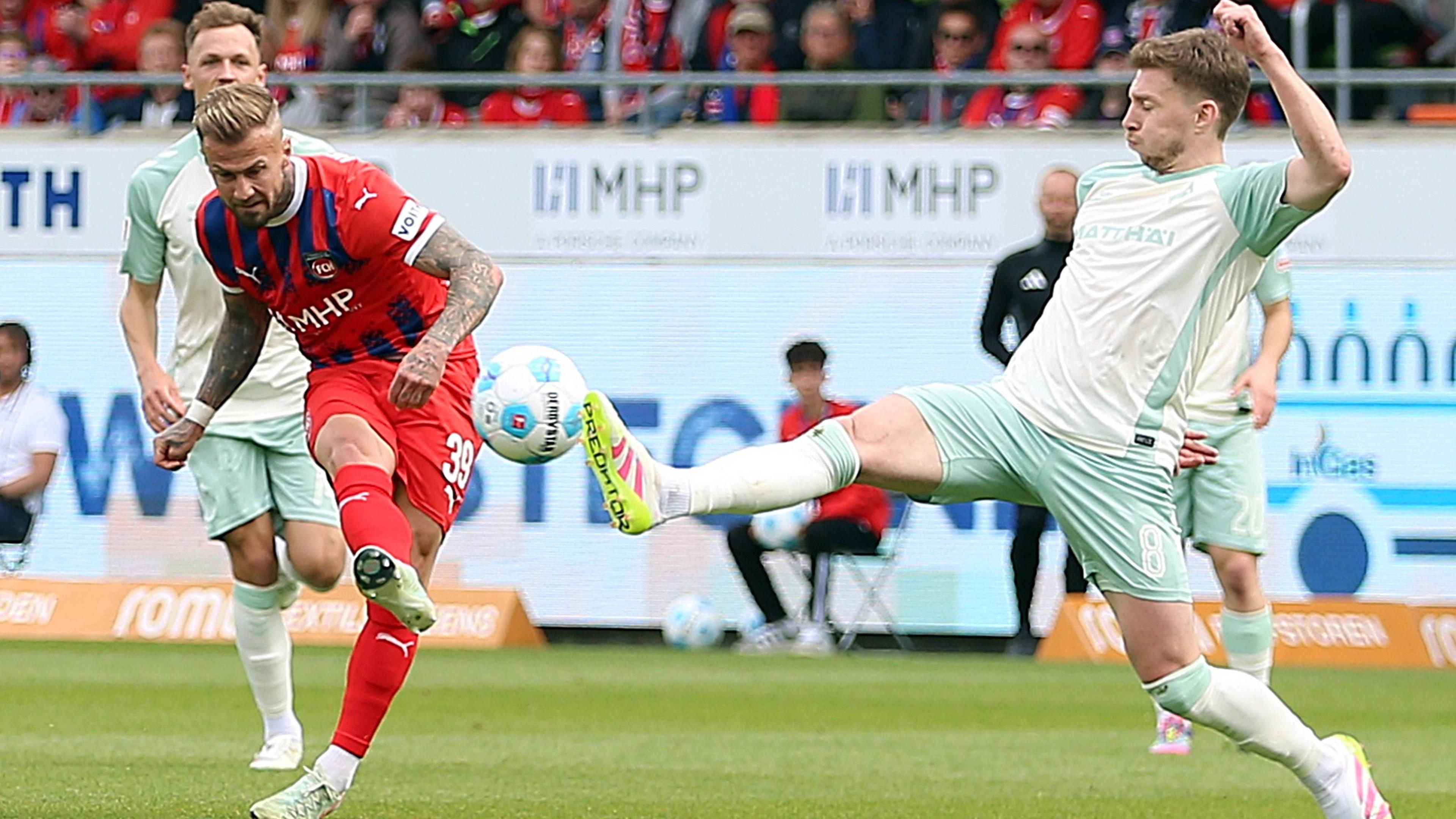 Niklas Dorsch (1.FC Heidenheim 1846) und Mitchell Weiser (SV Werder Bremen).