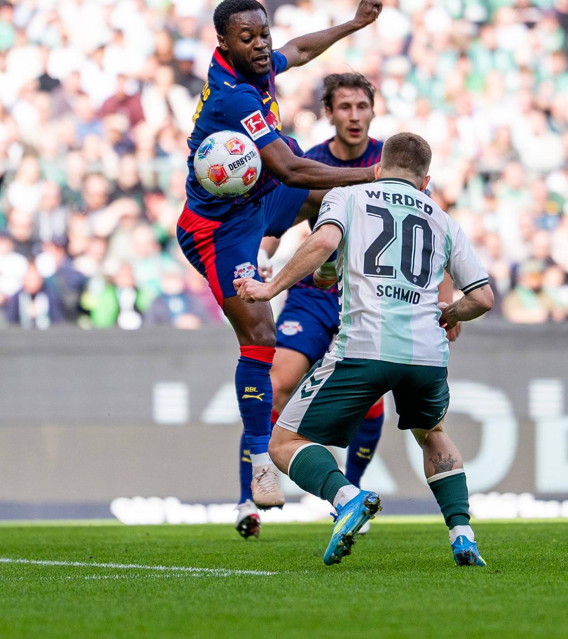 Ridley Baku (RB Leipzig, 17) und Romano Schmid (SV Werder Bremen, 20) kämpfen. 
