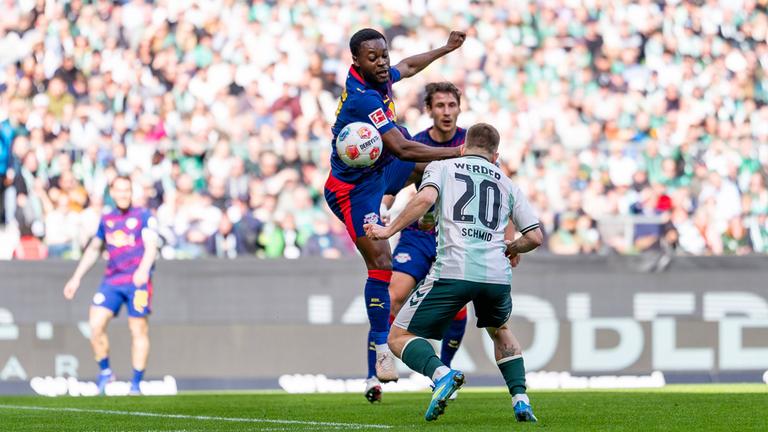 Ridley Baku (RB Leipzig, 17) und Romano Schmid (SV Werder Bremen, 20) kämpfen. 