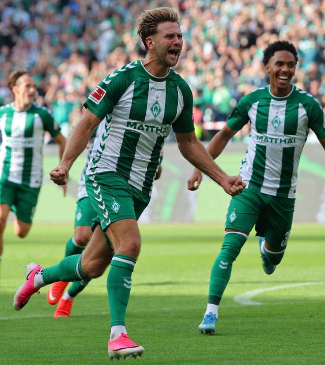 Werder Bremens Stürmer Niclas Füllkrug jubelt nach seinem Treffer zum 2:0 gegen RB Leipzig