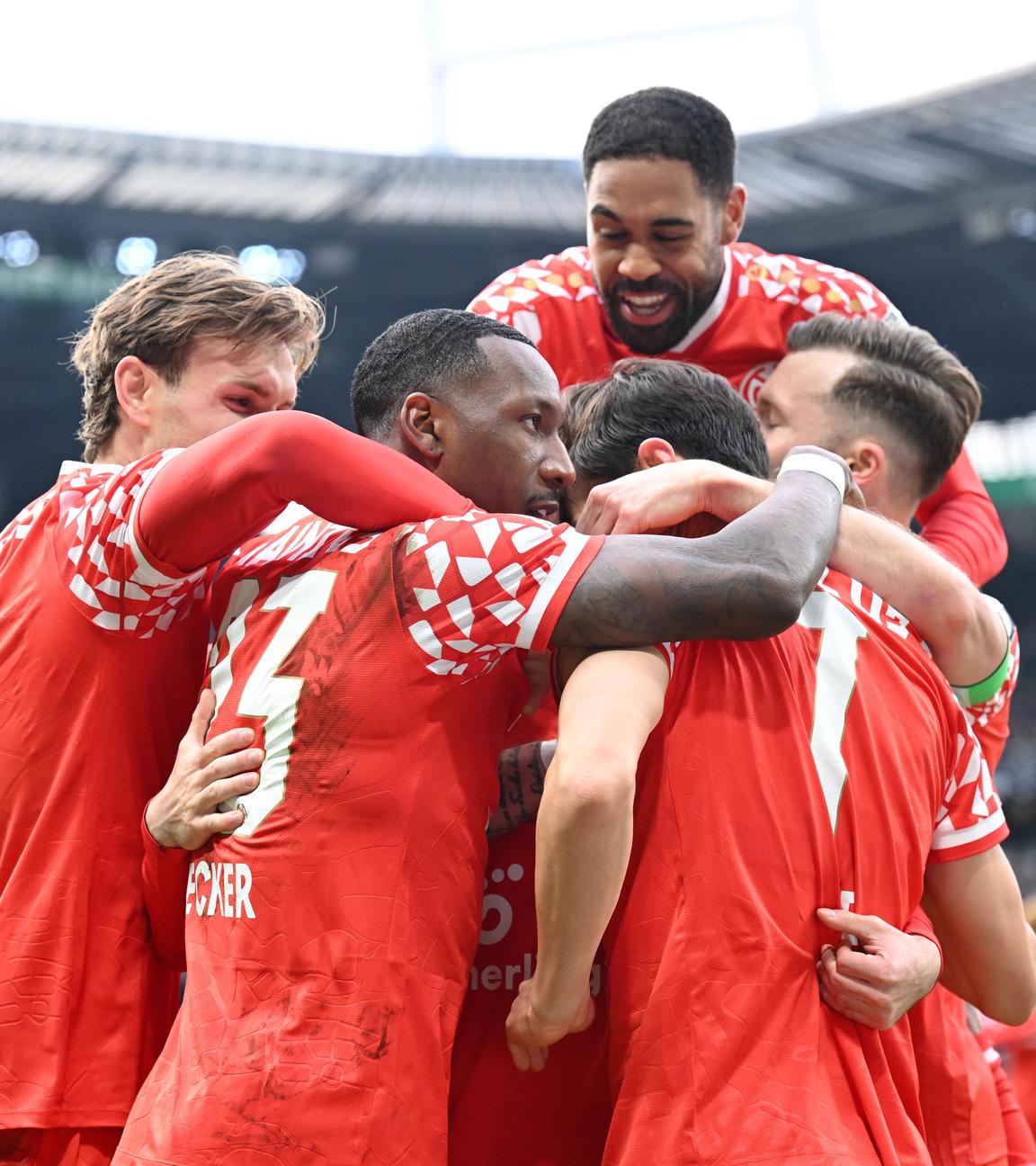 Stefan Posch, Sheraldo Becker, Torschütze Jae-Sung Lee, Phillipp Mwene und Silvan Widmer jubeln nach dem Tor zum 0:2 am 15.03.2026 in Bremen.