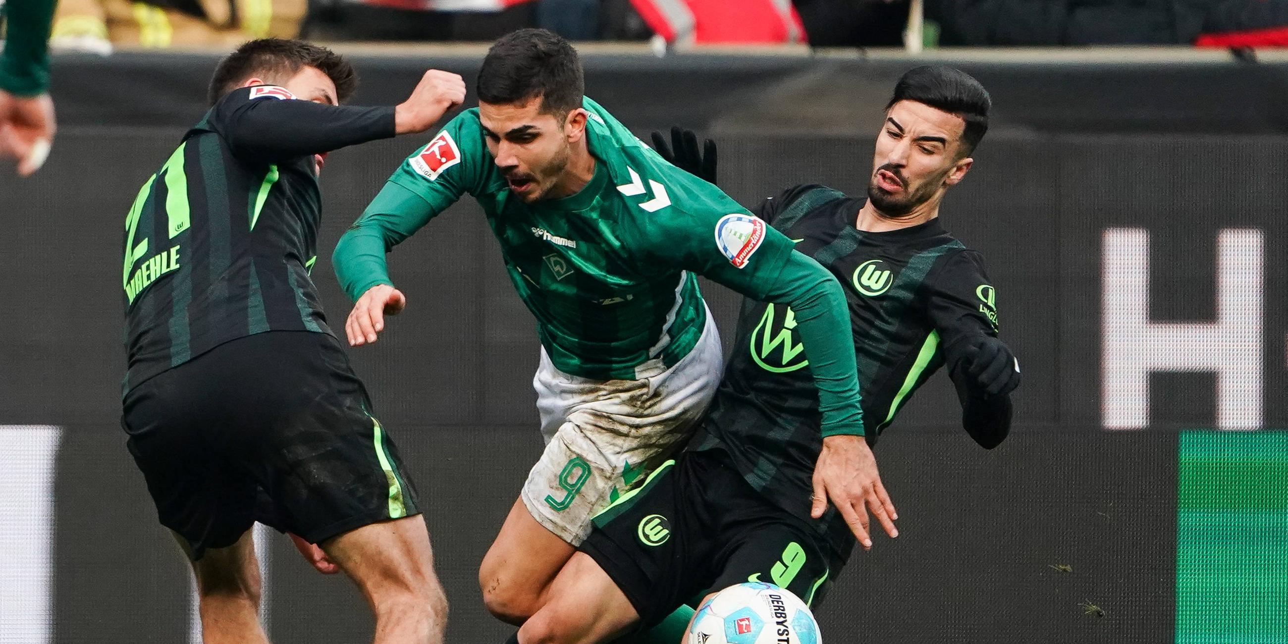 Bremens Andre Silva im Kampf um den Ball mit Wolfsburgs Mohamed Amoura am 01.03.2025
