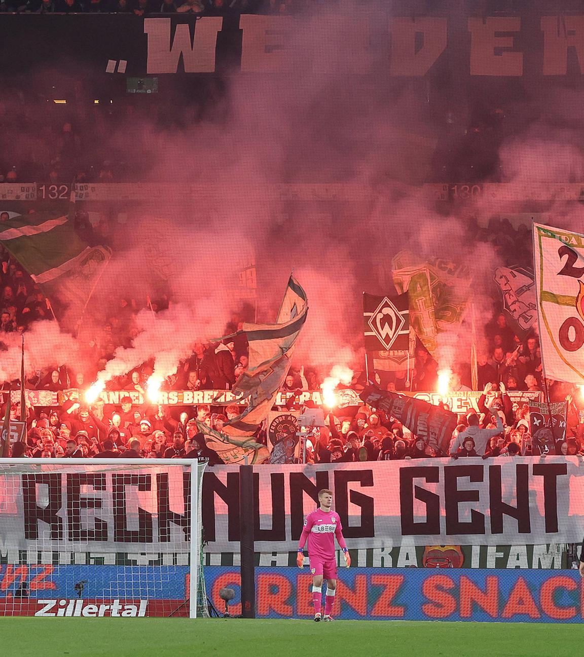 Pyro der Bremer Fans mit Banner