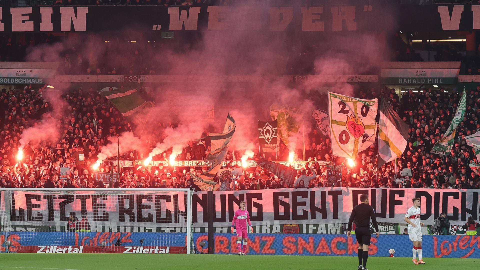 Pyro der Bremer Fans mit Banner