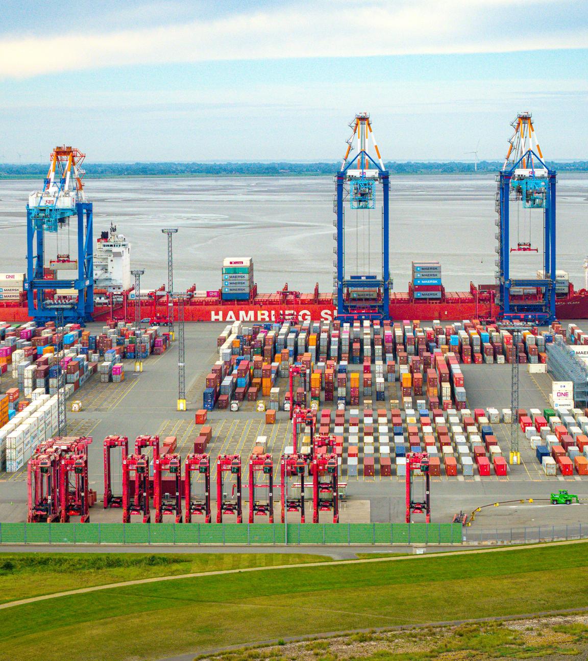 Bremerhaven: Container werden am Überseehafen umgeschlagen.