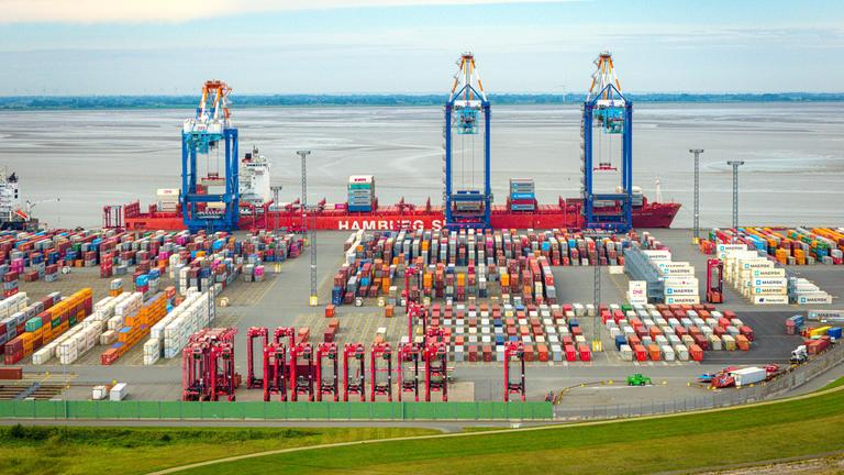 Bremerhaven: Container werden am Überseehafen umgeschlagen.