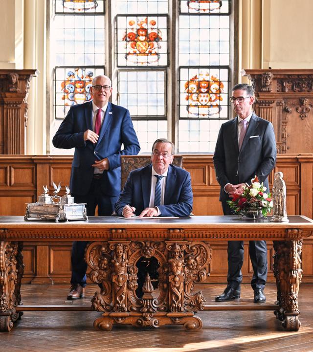 Investitionen in Hafen und Flughafen: Pistorius besucht Bremen
