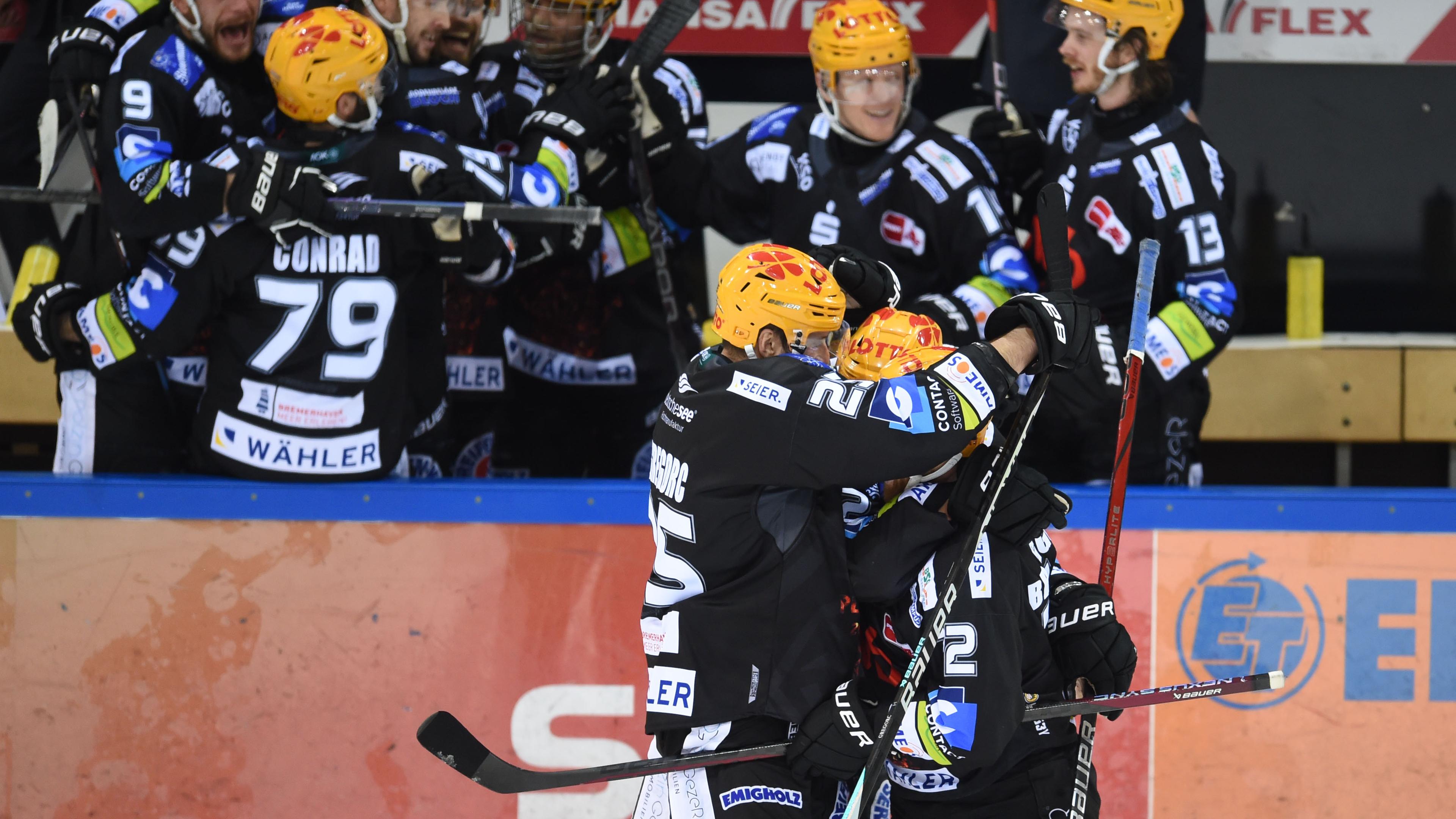 Das Team der Pinguins Bremerhaven jubelt nach einem 3:0 im 5.Spiel gegen den EHC Red Bull München über den Einzug ins Finale.