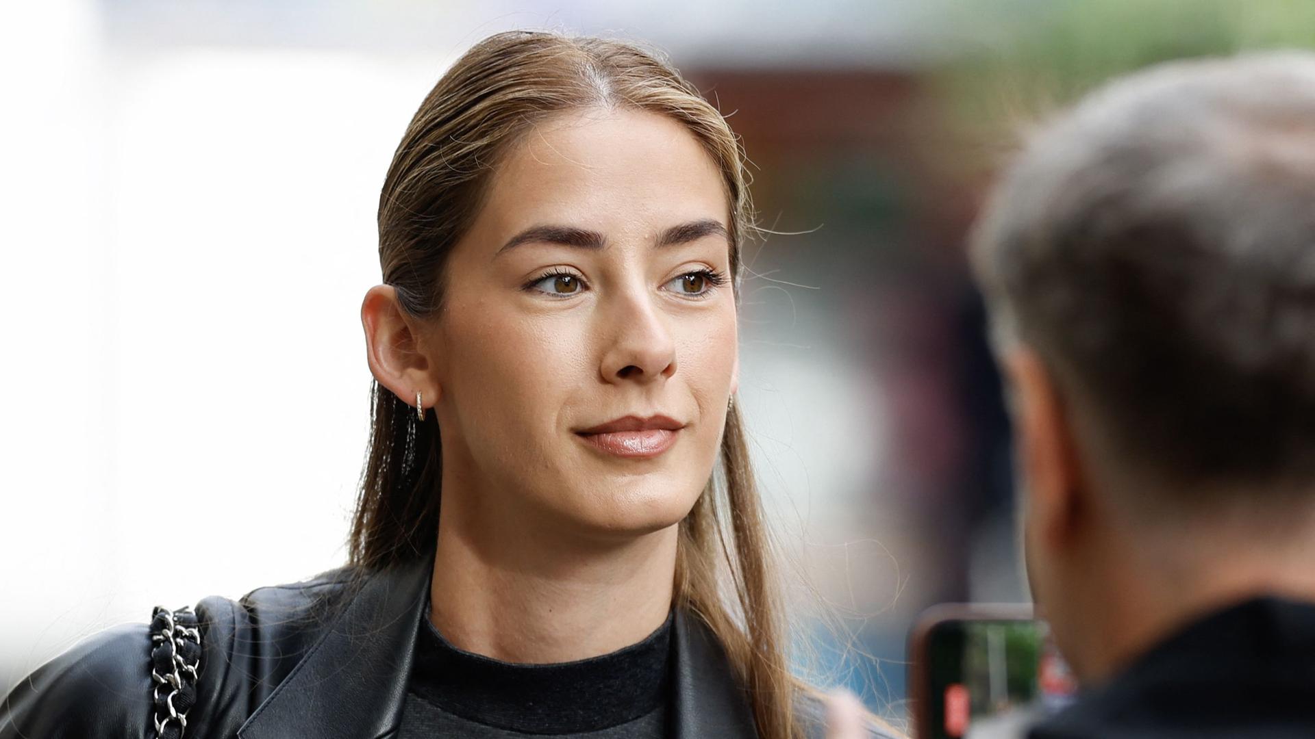 Brenda Patea, die ehemalige Lebensgefährtin des deutschen Tennisspielers Alexander Zverev und Mitklägerin, trifft am 31.05.2024 im Gerichtsgebäude in Berlin ein.