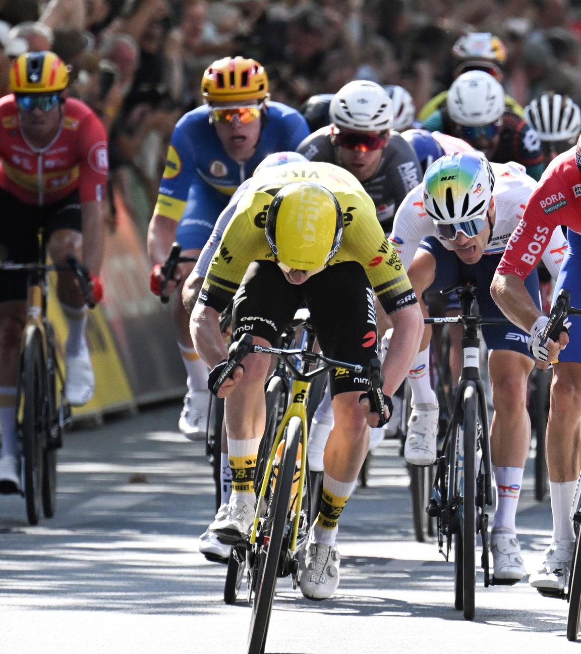 Matthew Brennan (l) aus Großbritannien vom Team Visma-Lease-a-Bike gewinnt die Etappe vor Jonathan Milan (r) aus Italien vom Team Lidl-Trek.