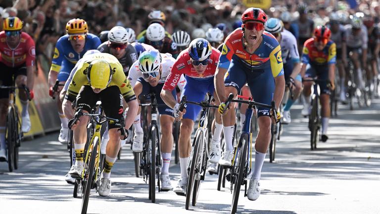 Matthew Brennan (l) aus Großbritannien vom Team Visma-Lease-a-Bike gewinnt die Etappe vor Jonathan Milan (r) aus Italien vom Team Lidl-Trek.