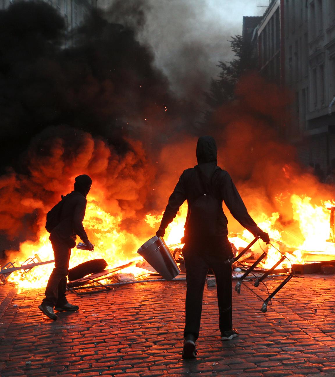 Brennende Straßenblockaden bei G20-Demonstration in Hamburg 2017