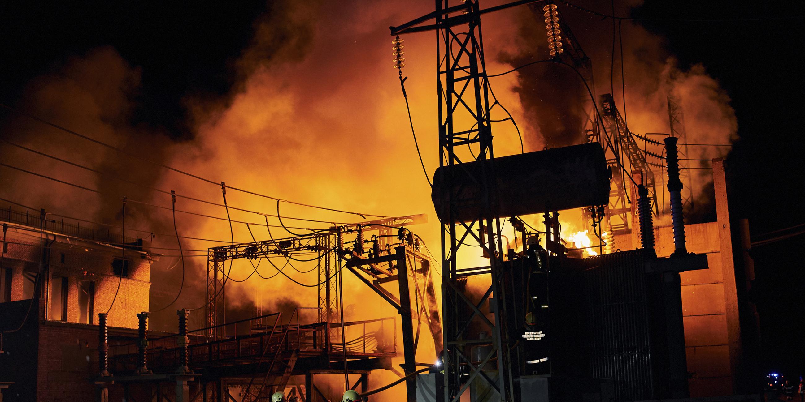 Archiv: Feuerwehrleute des ukrainischen staatlichen Rettungsdienstes löschten das Feuer, nachdem ein russischer Raketenangriff am 11. 09 2022, ein Elektrizitätswerk in Charkiw, Ukraine, getroffen hatte. 