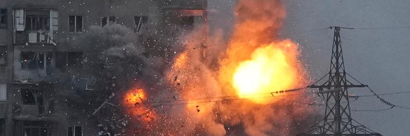 11.03.2022, Ukraine, Mariupol: Rauch und Flammen steigen aus einem Wohnhaus, nachdem es von einem Panzer der russischen Armee getroffen wurde.