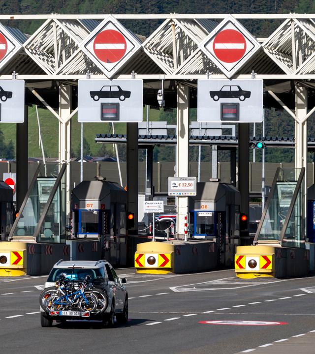 30.05.2026, Österreich, Matrei Am Brenner: Erste Fahrzeuge fahren in den Abendstunden über die A13 zur Mautstelle der Brennerautobahn. Wegen einer Demonstration auf der Brennerautobahn wurde die wichtigsten Verkehrsverbindung zwischen Deutschland und Italien in beide Richtungen nahezu vollständig blockiert. 