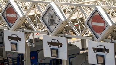  Österreich, Schönberg Im Stubaital: Durchfahrt verboten-Schilder hängen über der nördlichen Brennerautobahn-Mautstelle
