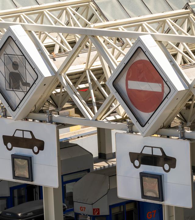  Österreich, Schönberg Im Stubaital: Durchfahrt verboten-Schilder hängen über der nördlichen Brennerautobahn-Mautstelle