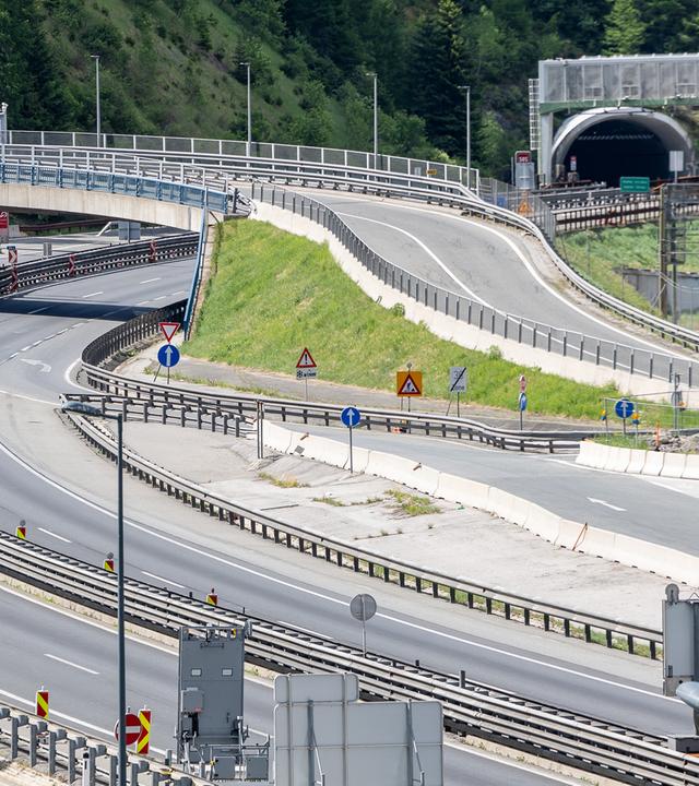 Blick auf die Situation am Grenzübergang Brenner während einer Demonstration, wodurch die wichtigste Verkehrsverbindung zwischen Deutschland und Italien in beide Richtungen nahezu vollständig blockiert ist. 