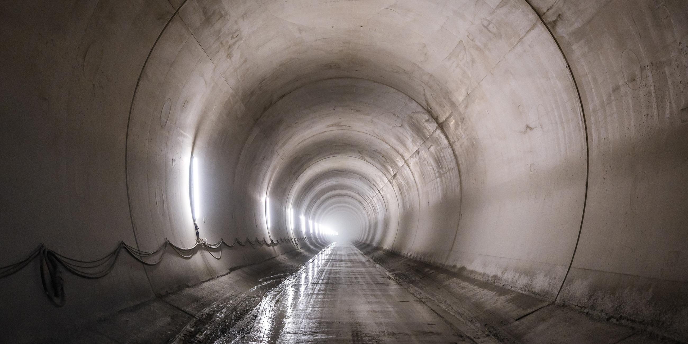 Übersicht der Hauptröhre während eines Pressetermins der Österreichischen Bundesbahnen (ÖBB) im Brennerbasistunnel.