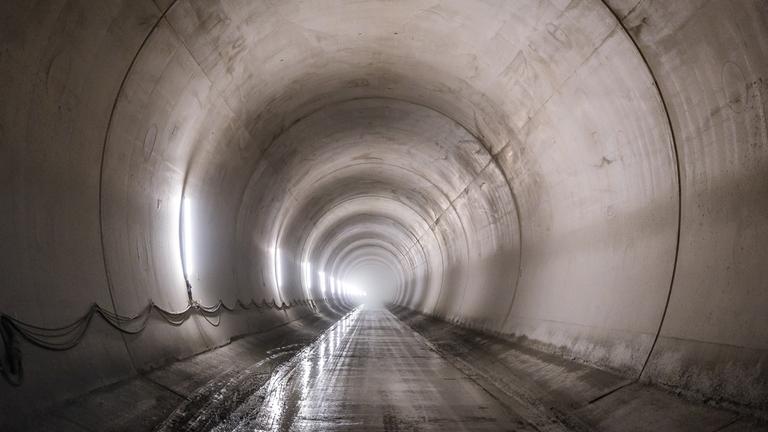 Übersicht der Hauptröhre während eines Pressetermins der Österreichischen Bundesbahnen (ÖBB) im Brennerbasistunnel.