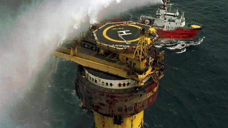 Wasserwerfer schießen auf besetzte Bohrinsel "Brent Spar"