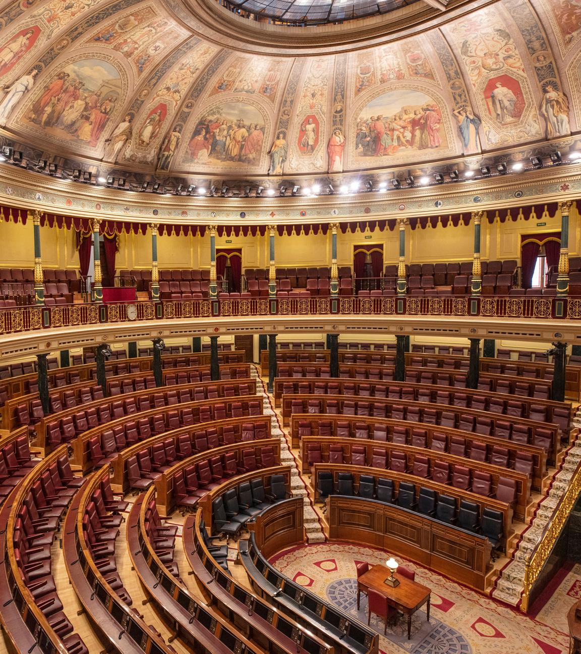 leerer saal des spanischen parlaments