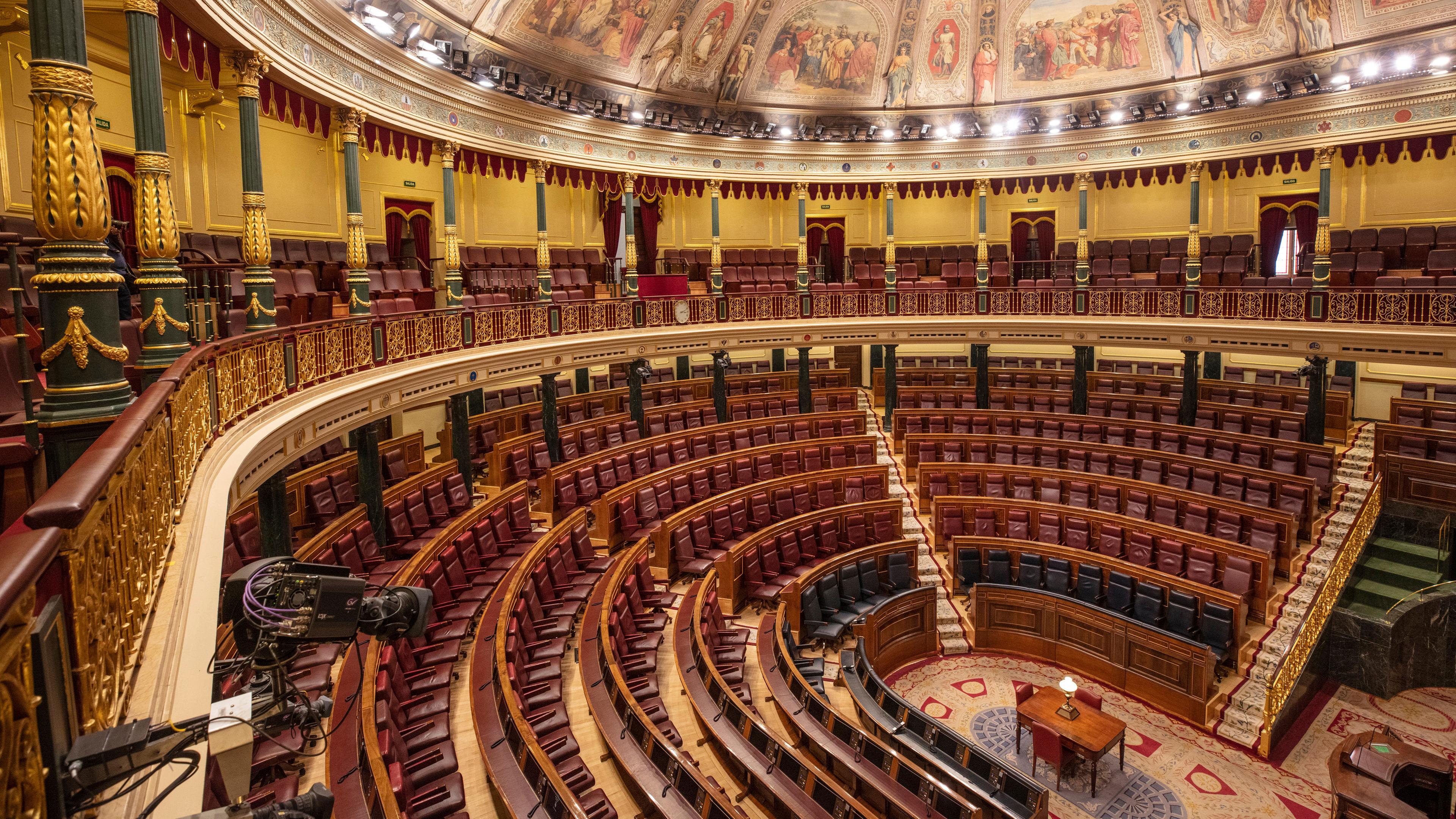 leerer saal des spanischen parlaments