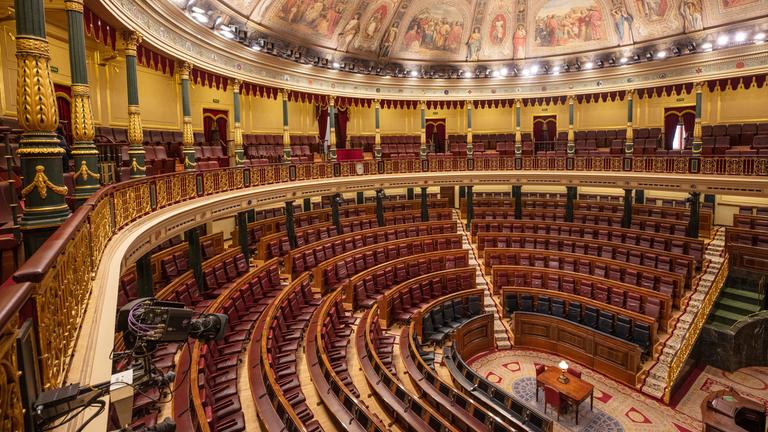 leerer saal des spanischen parlaments