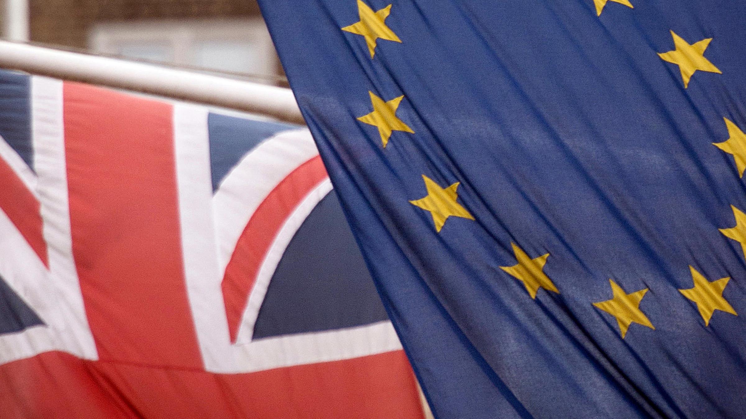 Union Jack und EU-Flagge