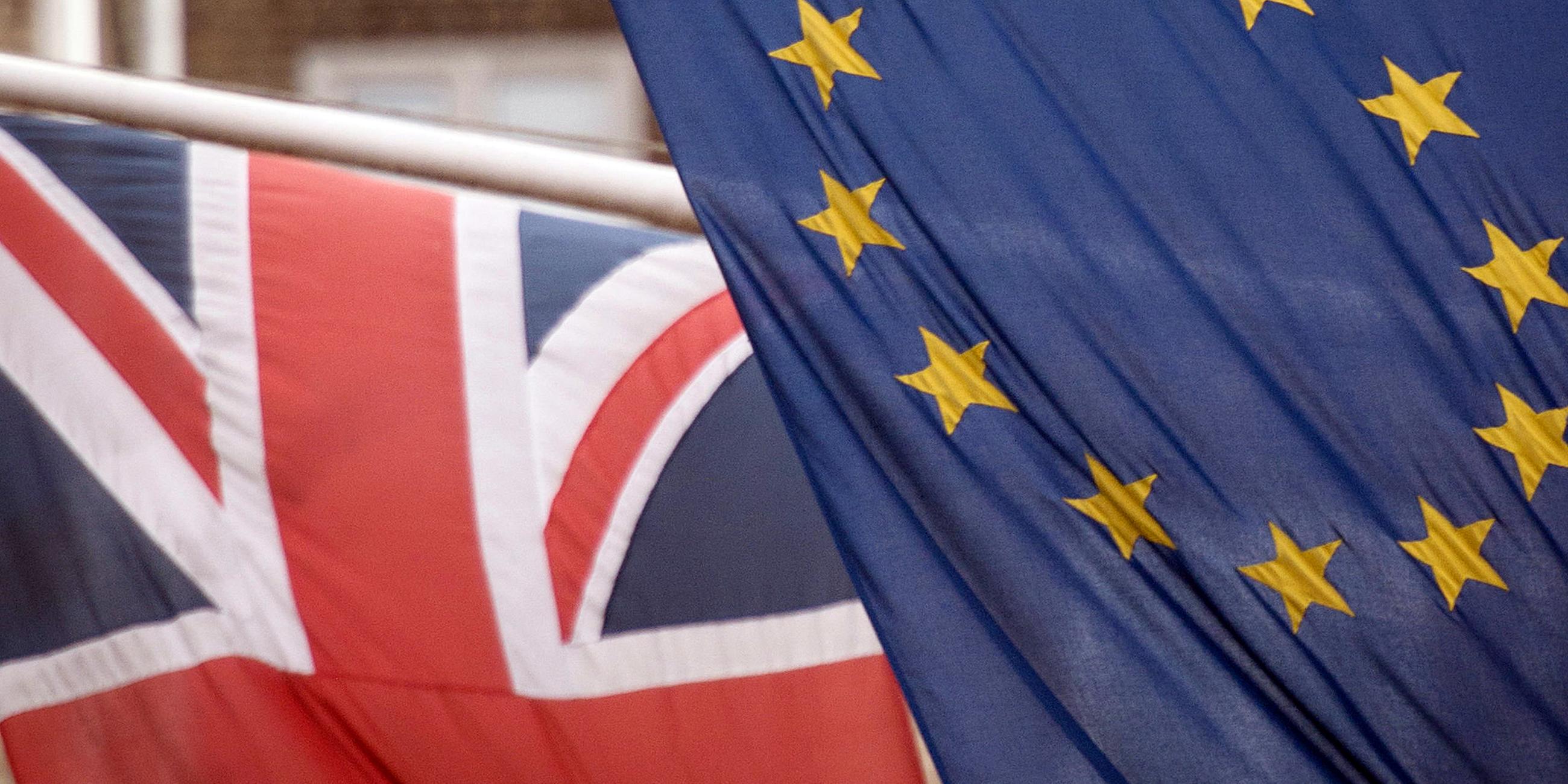 Union Jack und EU-Flagge