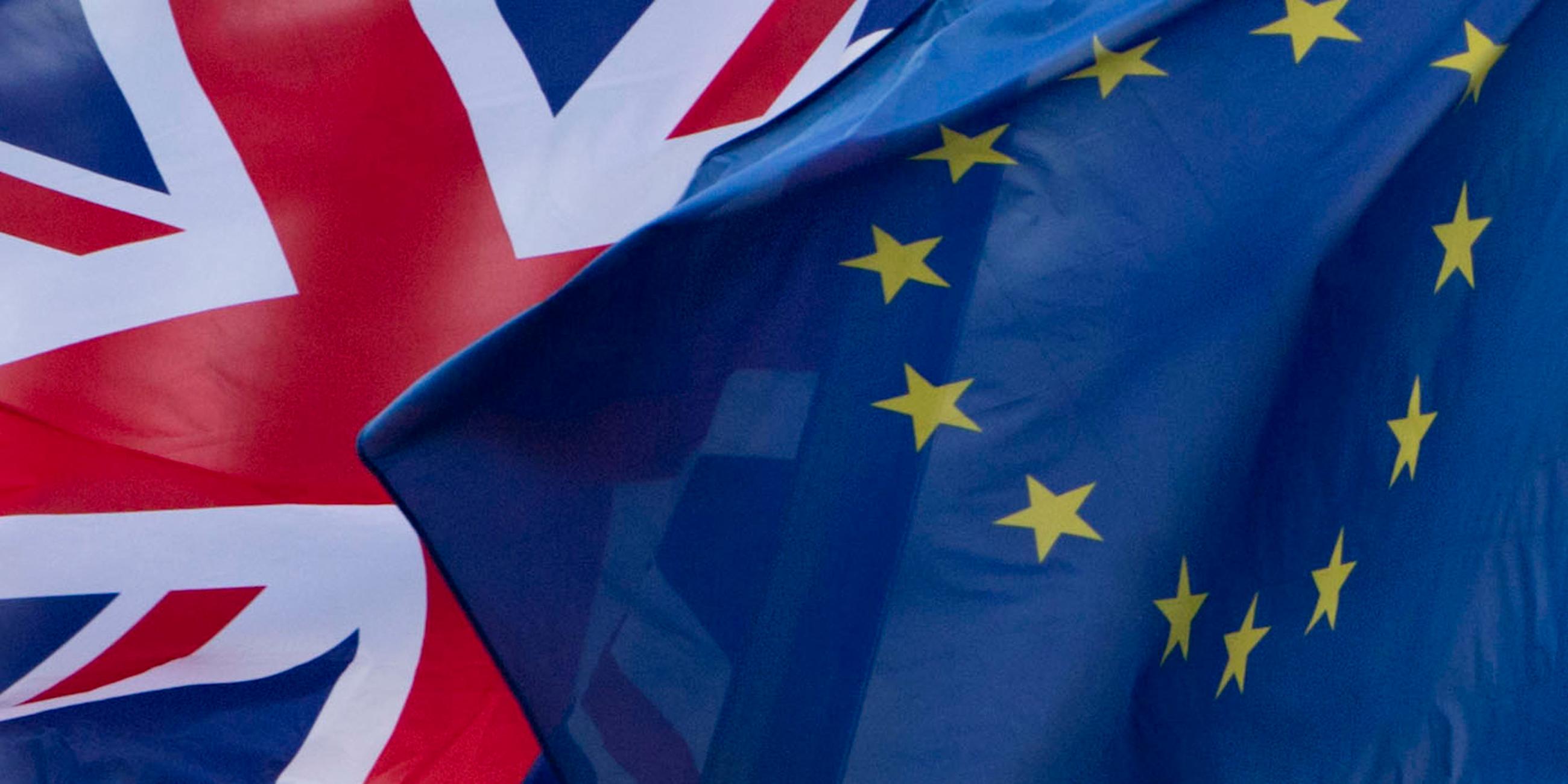 Union Jack und EU-Flagge