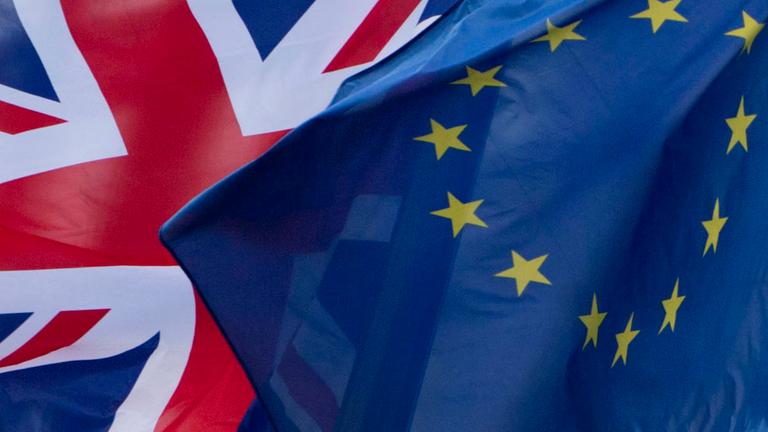 Union Jack und EU-Flagge