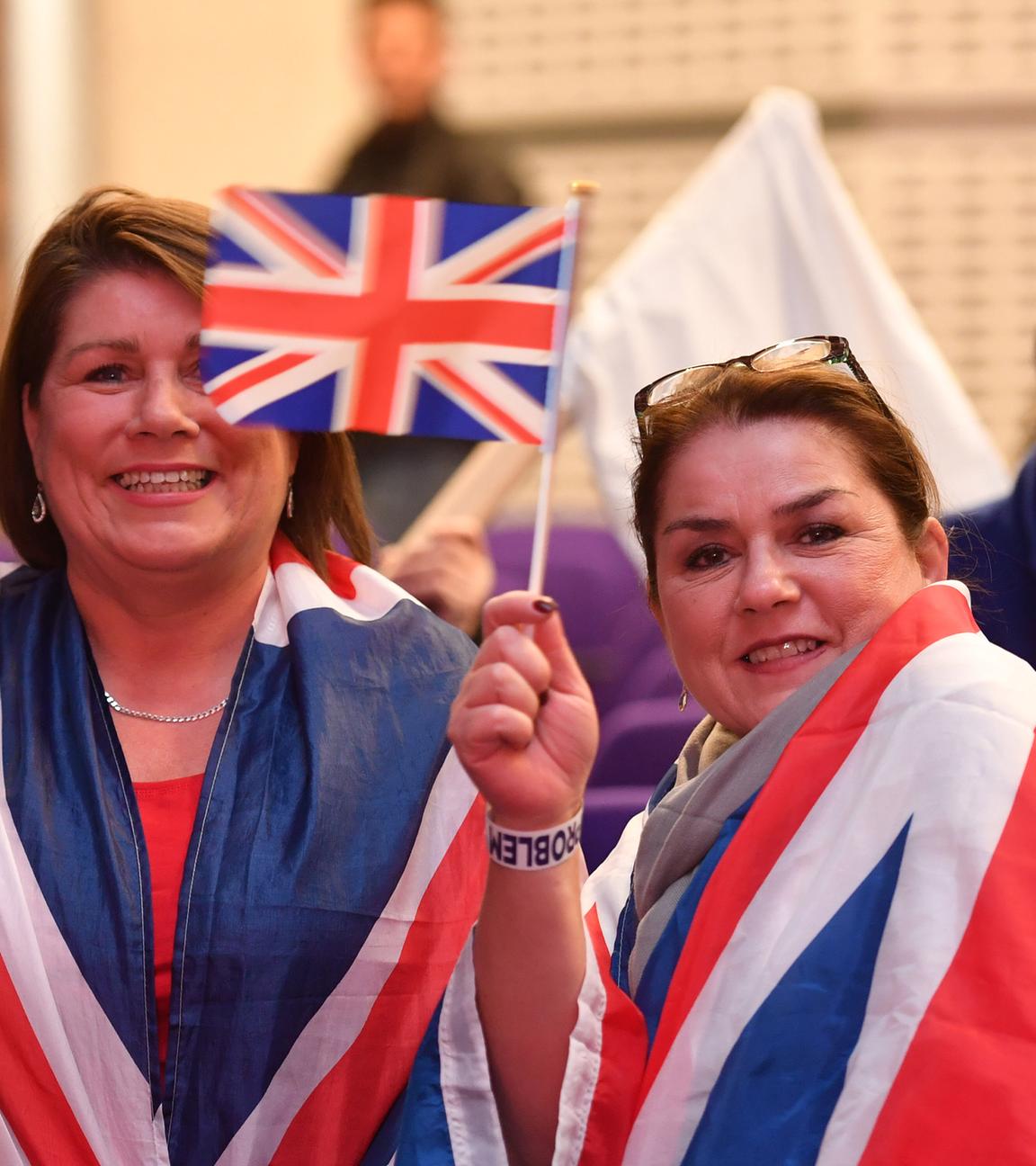 Frauen schwenken Großbritannien-Flagge