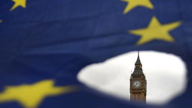 Archiv: Blick auf Big Ben hinter EU-Flagge mit Loch 