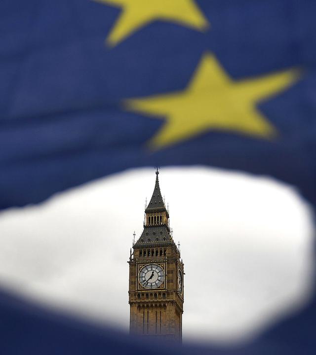 Archiv: Blick auf Big Ben hinter EU-Flagge mit Loch 