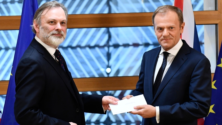 Tim Barrow übergibt einen Brief an Donald Tusk am 29.03.2017 in Brüssel