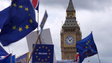 EU-Flaggen wehen auf einer Brexit-Demo in London. Im Hintergrund sieht man den "Big Ben".