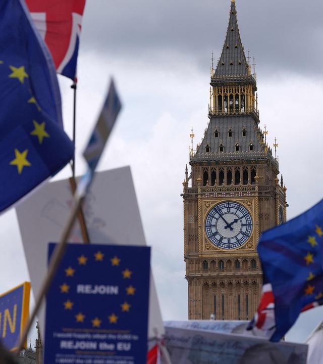 EU-Flaggen wehen auf einer Brexit-Demo in London. Im Hintergrund sieht man den "Big Ben".