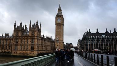 Fußgänger vor dem britischen Parlament und dem Elisabeth Tower in London.