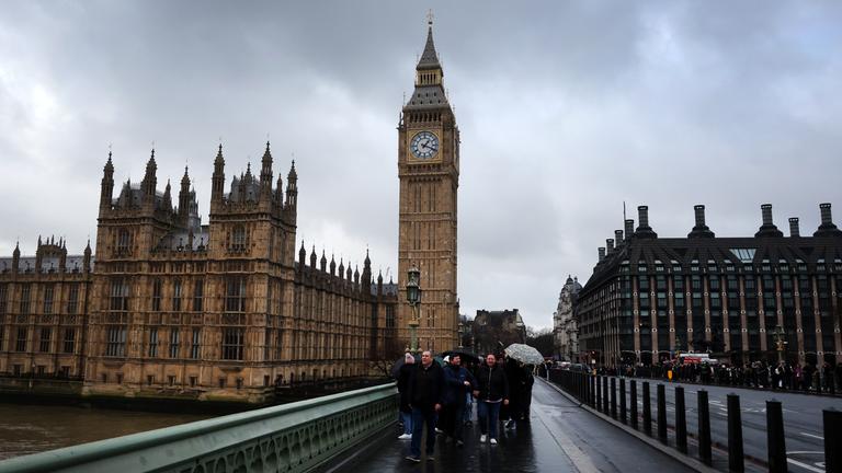 Fußgänger vor dem britischen Parlament und dem Elisabeth Tower in London.