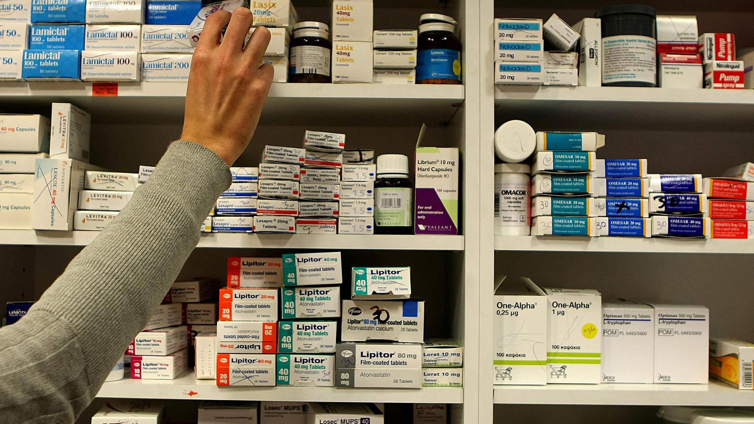 Medikamente in einer Apotheke in England 