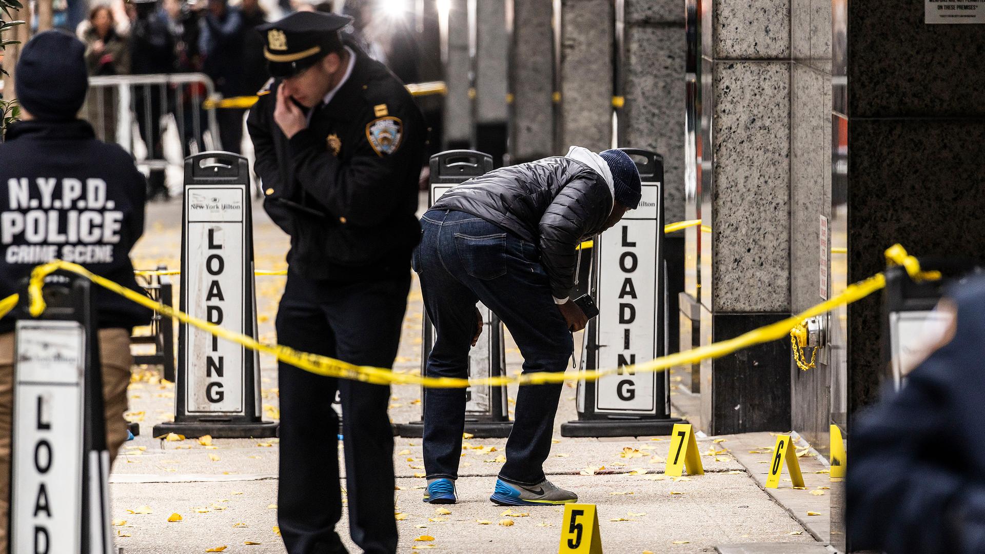 Mitarbeiter der New York City Police untersuchen Tatort.