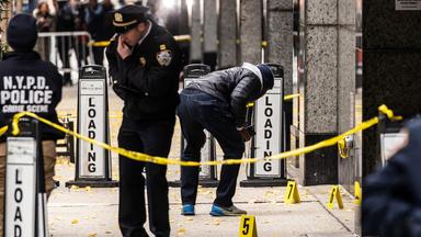 Mitarbeiter der New York City Police untersuchen Tatort