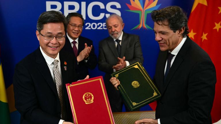 Chinas Finanzminister Lan Fo'an (links) und Brasiliens Wirtschaftsminister Fernando Haddad posieren für ein Foto neben Chinas Ministerpräsident Li Qiang und Brasiliens Präsident Luiz Inácio Lula da Silva, nachdem sie am Rande des BRICS-Gipfels in Rio de Janeiro ein bilaterales Abkommen unterzeichnet haben.