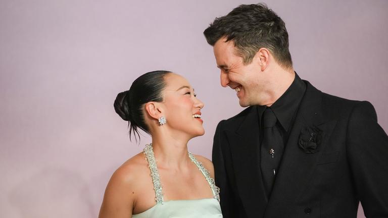 Im Palais Brongniart in Paris feiern die Stars Yerin Ha und Luke Thompson von "Bridgerton" die Weltpremiere der vierten Staffel gefeiert.