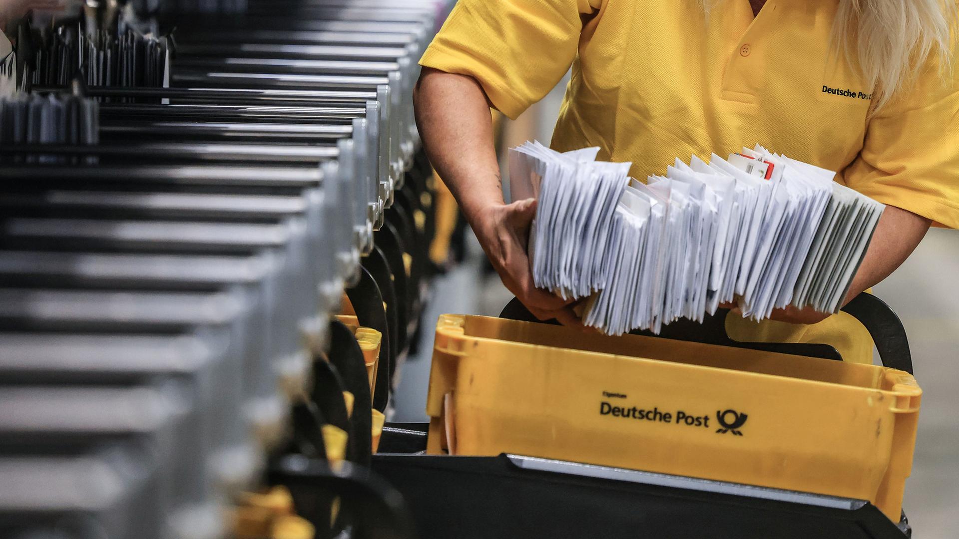 Briefe in einem Verteilzentrum von DHL